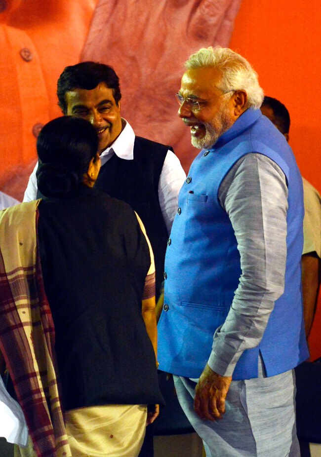 कड़वाहट भुलाकर पार्टी के इन दिग्गजों ने मोदी को लगाया गले...