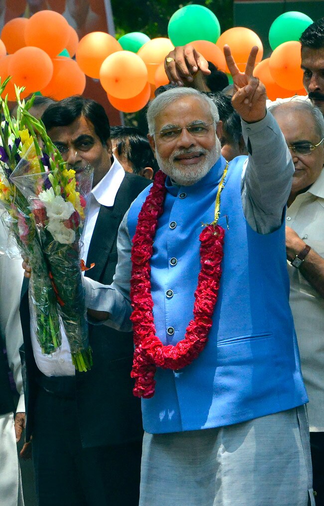 कड़वाहट भुलाकर पार्टी के इन दिग्गजों ने मोदी को लगाया गले...