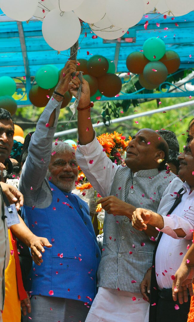 कड़वाहट भुलाकर पार्टी के इन दिग्गजों ने मोदी को लगाया गले...