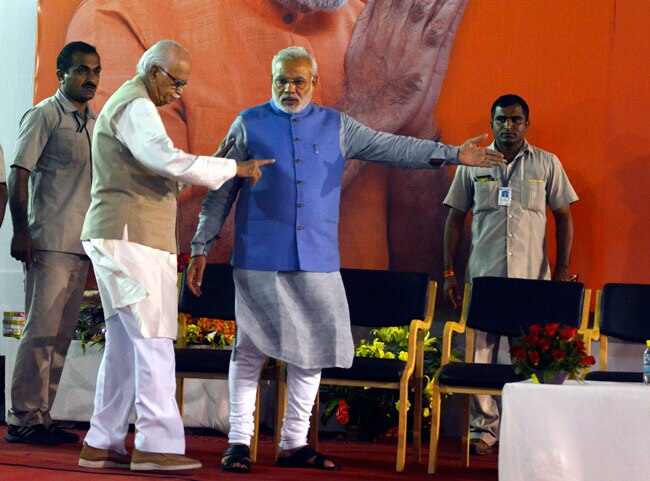 कड़वाहट भुलाकर पार्टी के इन दिग्गजों ने मोदी को लगाया गले...