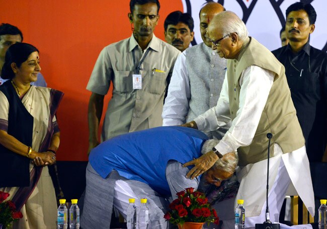 कड़वाहट भुलाकर पार्टी के इन दिग्गजों ने मोदी को लगाया गले...