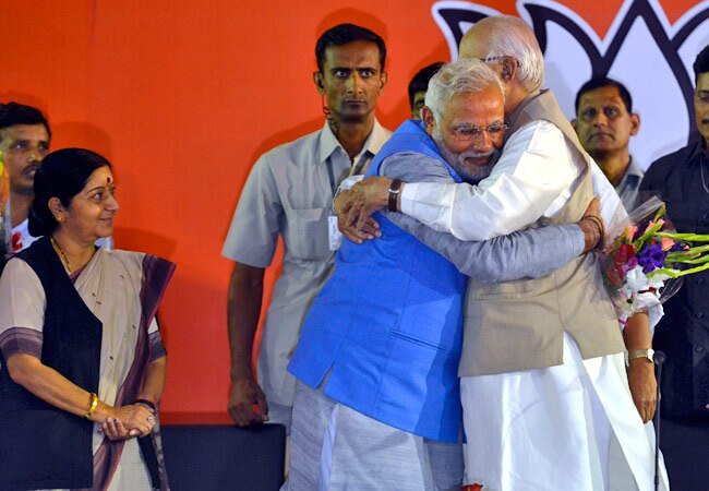 कड़वाहट भुलाकर पार्टी के इन दिग्गजों ने मोदी को लगाया गले...