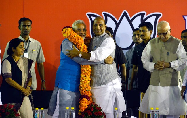 कड़वाहट भुलाकर पार्टी के इन दिग्गजों ने मोदी को लगाया गले...