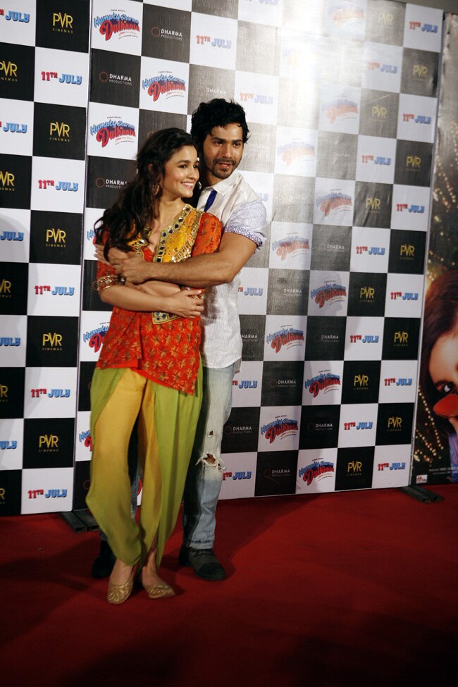 ...जब  वरुण धवन की हरकत से शर्मसार हुई आलिया भट्ट