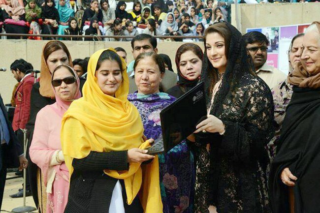 मिलिए पाकिस्‍तान की सबसे ताकतवर महिला से