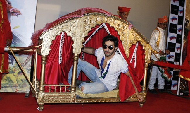 ...जब  वरुण धवन की हरकत से शर्मसार हुई आलिया भट्ट