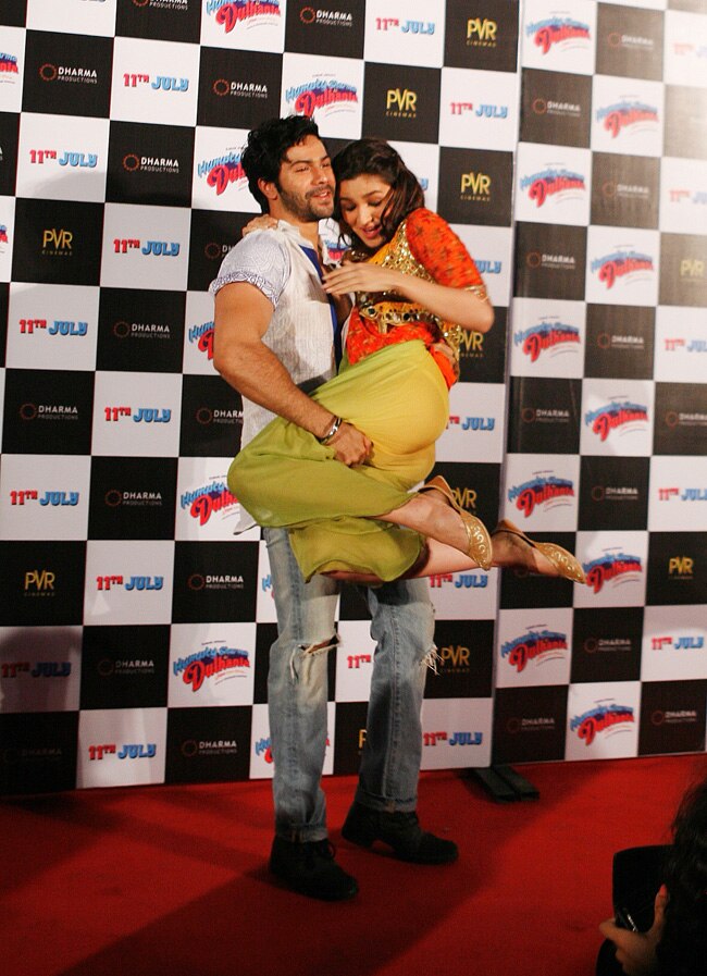 ...जब  वरुण धवन की हरकत से शर्मसार हुई आलिया भट्ट