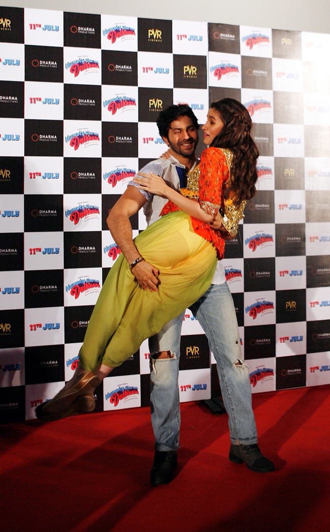 ...जब  वरुण धवन की हरकत से शर्मसार हुई आलिया भट्ट