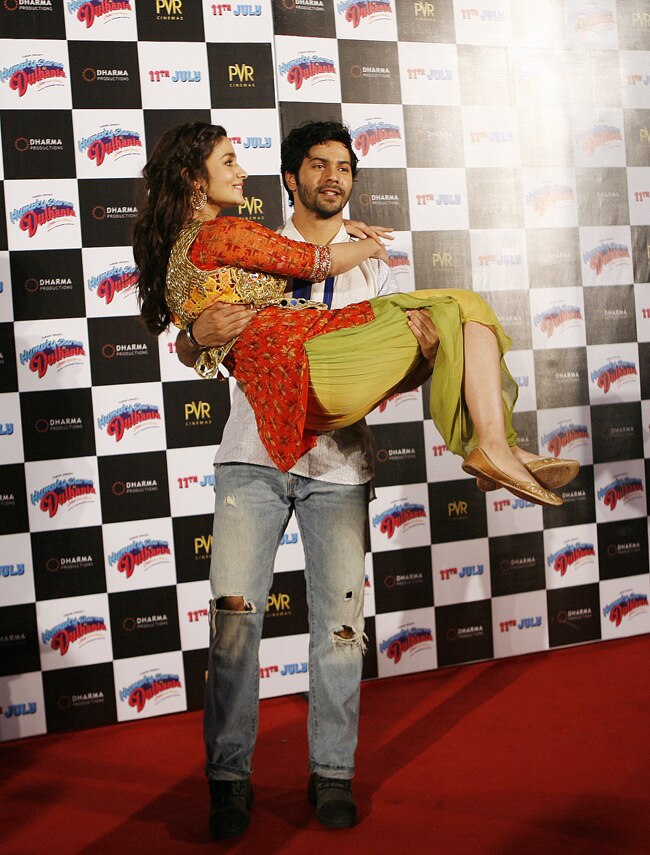 ...जब  वरुण धवन की हरकत से शर्मसार हुई आलिया भट्ट