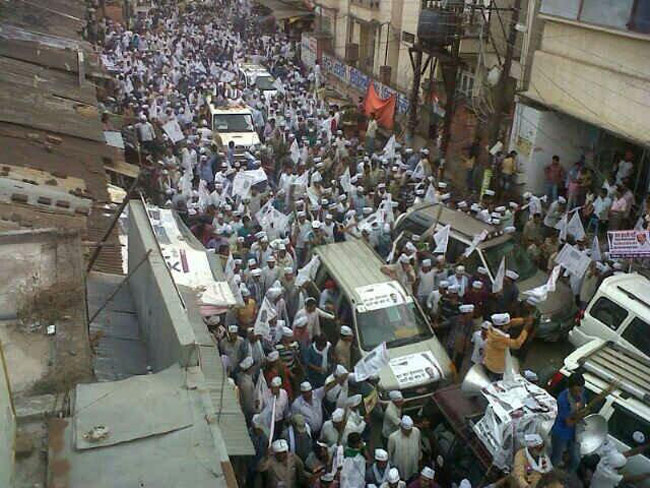 बनारस में हुए रोड शो में कौन सुपरहिट, आप ही तय करें