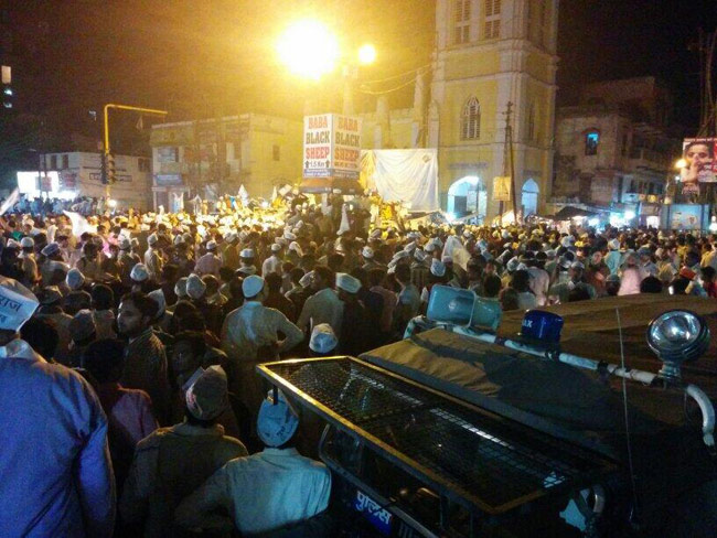 बनारस में हुए रोड शो में कौन सुपरहिट, आप ही तय करें