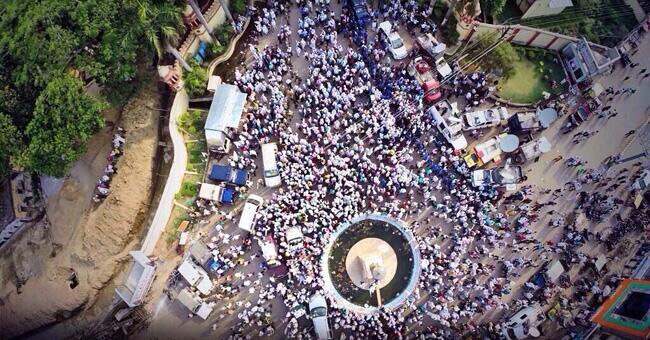 बनारस में हुए रोड शो में कौन सुपरहिट, आप ही तय करें