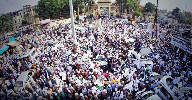 बनारस में हुए रोड शो में कौन सुपरहिट, आप ही तय करें