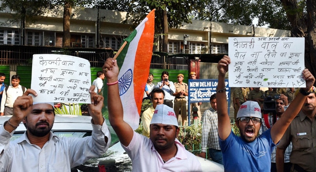 जेल में बंद है AAP के केजरीवाल, समर्थकों का तिहाड़ के बाहर हंगामा