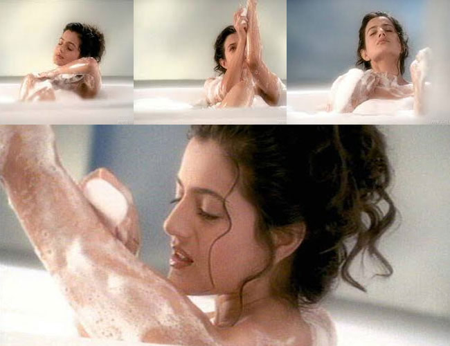 बाथरूम में बॉलीवुड हसीनाओं की सेक्सी अदाएं