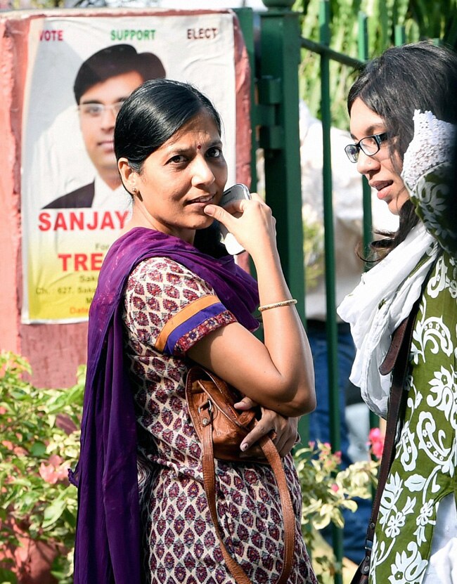 जेल में बंद है AAP के केजरीवाल, समर्थकों का तिहाड़ के बाहर हंगामा