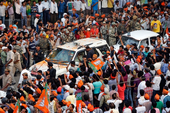 बनारस में हुए रोड शो में कौन सुपरहिट, आप ही तय करें