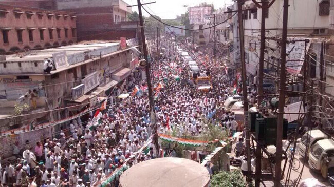 बनारस में हुए रोड शो में कौन सुपरहिट, आप ही तय करें