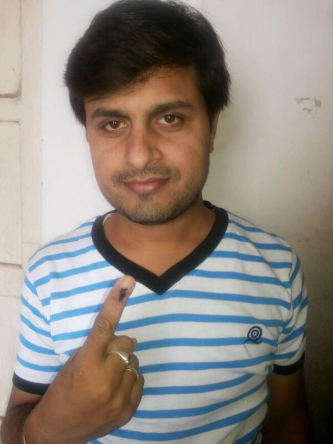 वोटरों में जबरदस्त उत्साह, मतदान के बाद शेयर की सेल्फी