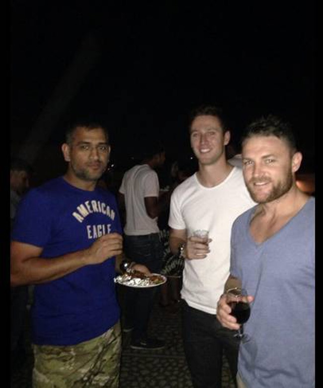 धोनी की डिनर पार्टी में टीम CSK संग खूब जमा रंग