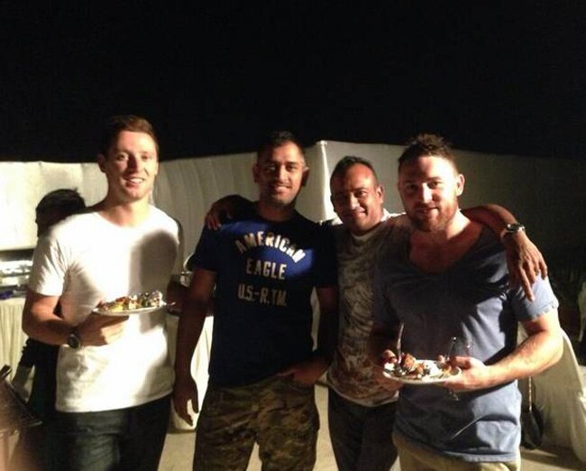 धोनी की डिनर पार्टी में टीम CSK संग खूब जमा रंग