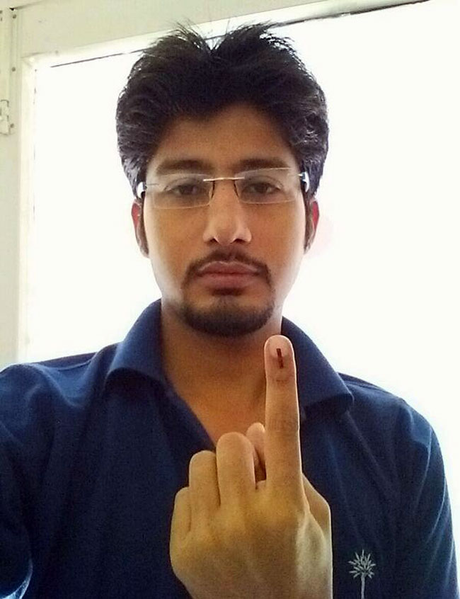 वोटरों में जबरदस्त उत्साह, मतदान के बाद शेयर की सेल्फी