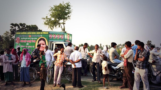 इलेक्शन एक्सप्रेस: जब कैमरे में कैद हुआ चुनाव का हर रंग