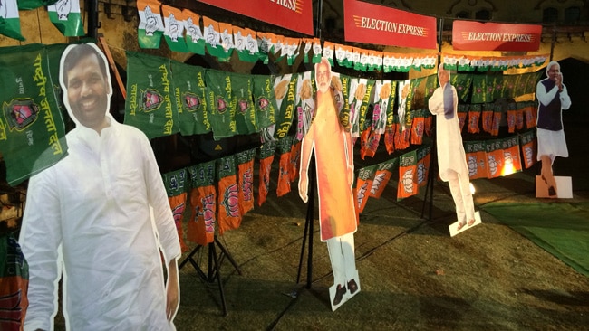 इलेक्शन एक्सप्रेस: जब कैमरे में कैद हुआ चुनाव का हर रंग