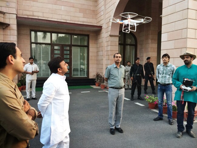 इलेक्शन एक्सप्रेस: जब कैमरे में कैद हुआ चुनाव का हर रंग