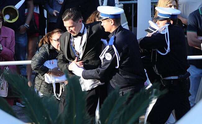 एक्ट्रेस के गाउन में घुस गया वो...