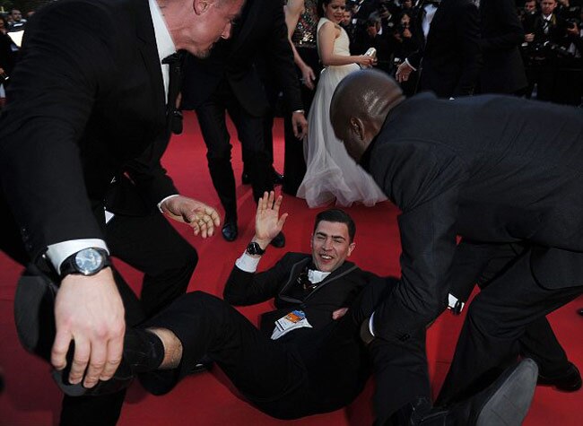 एक्ट्रेस के गाउन में घुस गया वो...