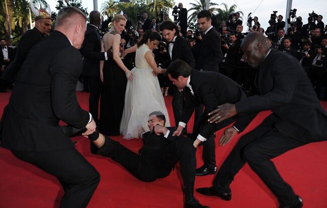 एक्ट्रेस के गाउन में घुस गया वो...