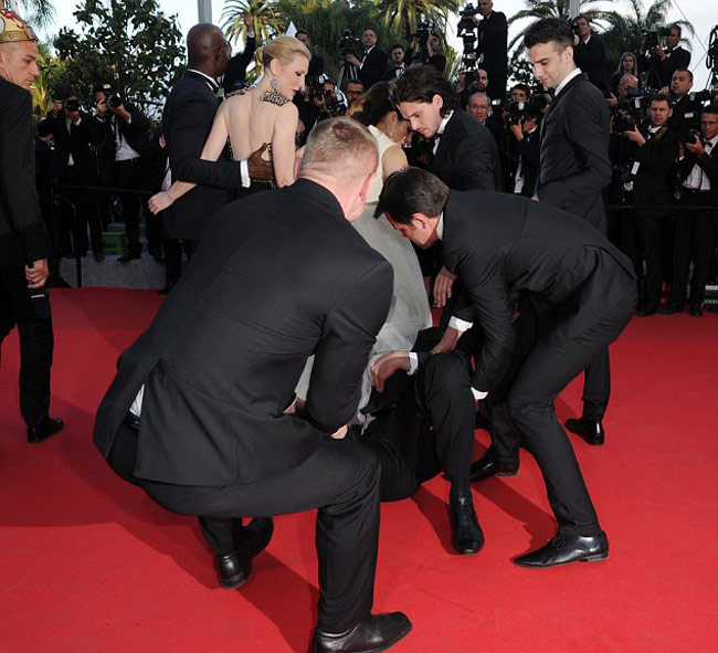 एक्ट्रेस के गाउन में घुस गया वो...