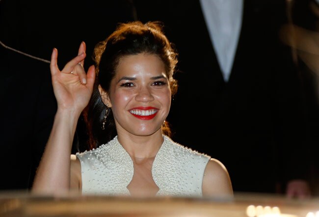 एक्ट्रेस के गाउन में घुस गया वो...