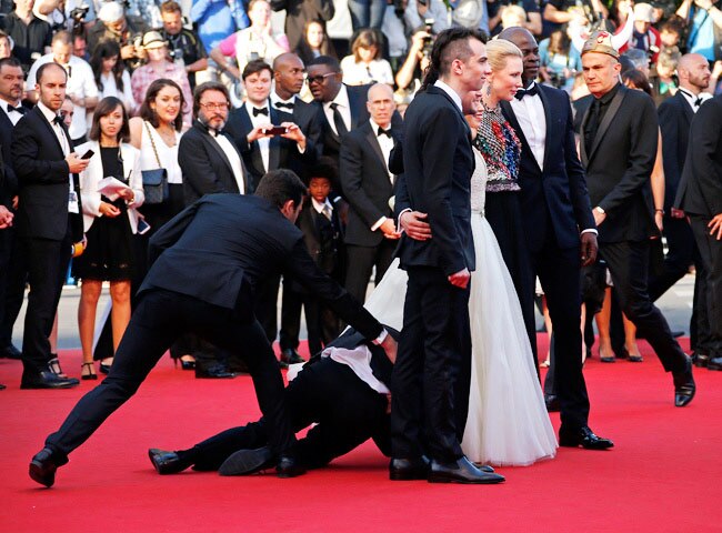 एक्ट्रेस के गाउन में घुस गया वो...