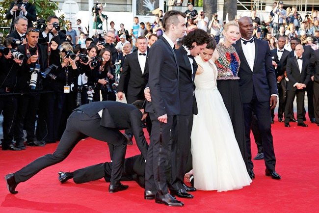 एक्ट्रेस के गाउन में घुस गया वो...