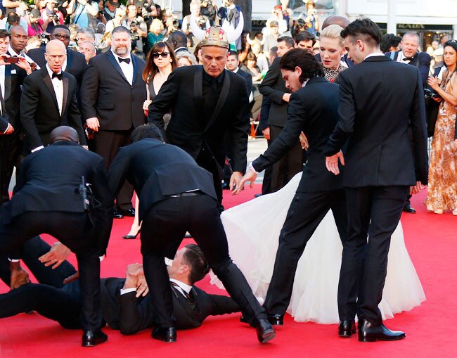 एक्ट्रेस के गाउन में घुस गया वो...