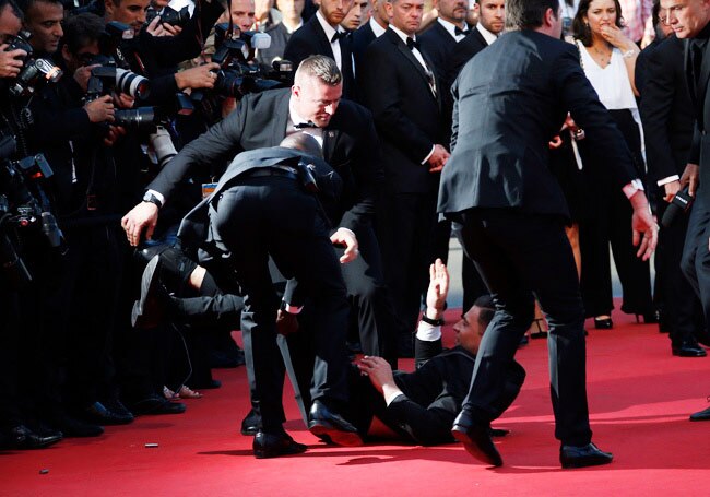 एक्ट्रेस के गाउन में घुस गया वो...