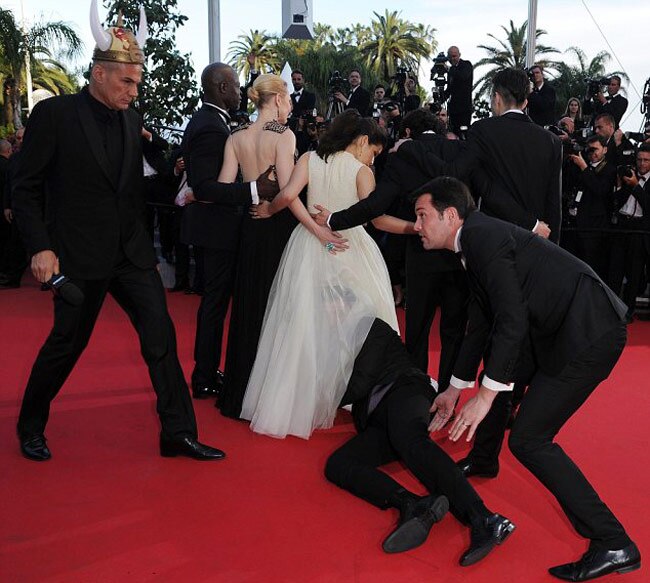 एक्ट्रेस के गाउन में घुस गया वो...