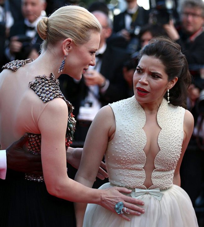 एक्ट्रेस के गाउन में घुस गया वो...