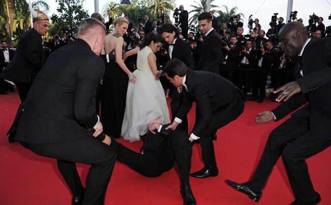 एक्ट्रेस के गाउन में घुस गया वो...