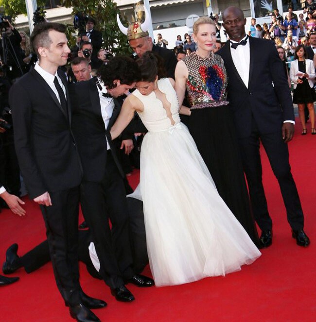 एक्ट्रेस के गाउन में घुस गया वो...