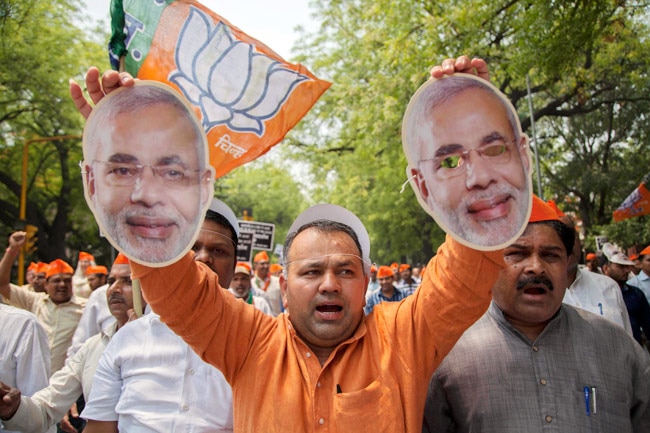 वाराणसी में नरेंद्र मोदी के रोड शो में जबरदस्‍त जनसैलाब