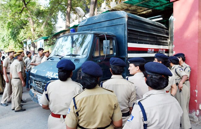 जेल में बंद है AAP के केजरीवाल, समर्थकों का तिहाड़ के बाहर हंगामा