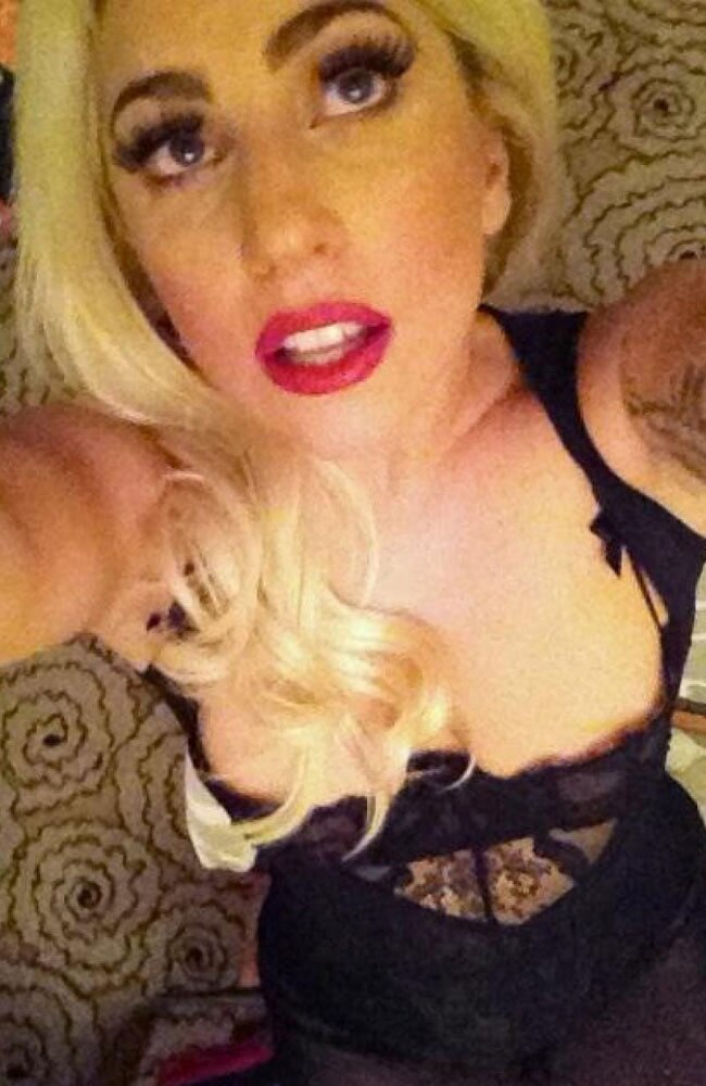 हॉलीवुड-बॉलीवुड सेलिब्रिटीज की भड़काऊ Selfie....