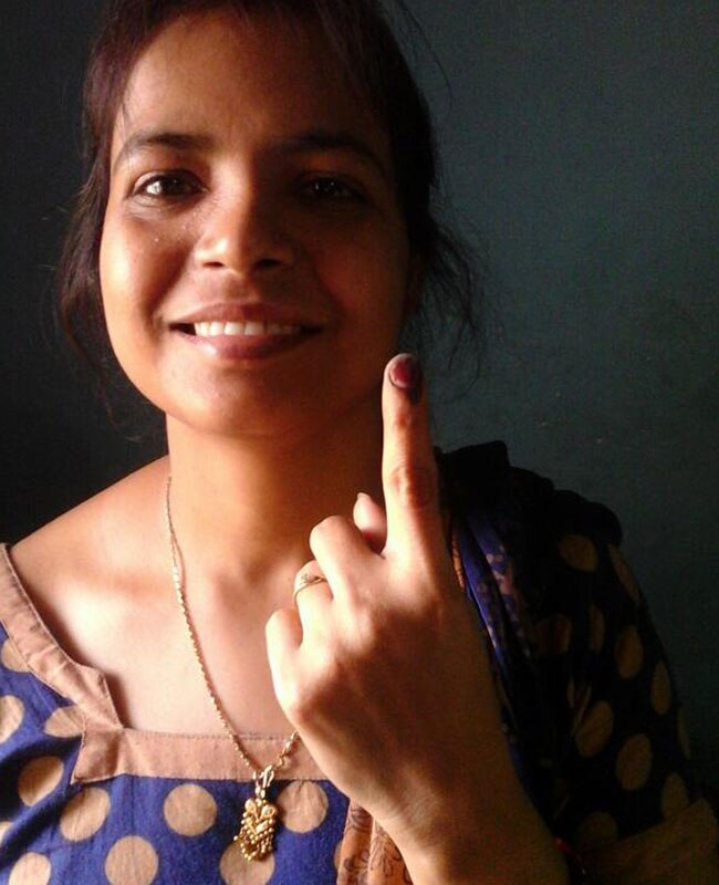 वोटरों में जबरदस्त उत्साह, मतदान के बाद शेयर की सेल्फी