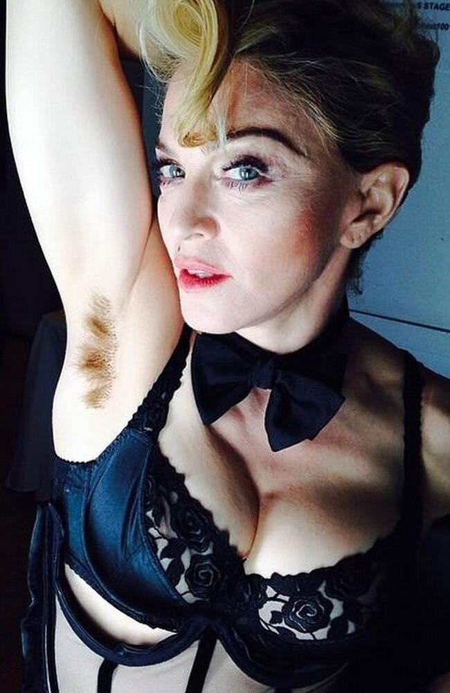 हॉलीवुड-बॉलीवुड सेलिब्रिटीज की भड़काऊ Selfie....