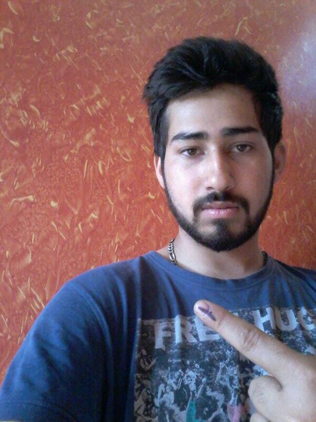 वोटरों में जबरदस्त उत्साह, मतदान के बाद शेयर की सेल्फी