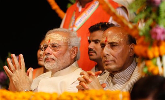 जीत के बाद मां गंगा की शरण में पहुंचे नरेंद्र मोदी