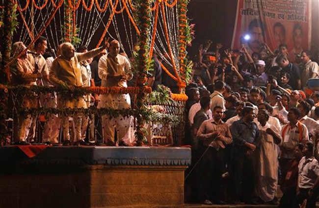 जीत के बाद मां गंगा की शरण में पहुंचे नरेंद्र मोदी